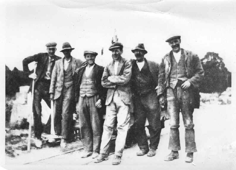 Zoom in Fred Elms, Ern Sheppard, Albert May, Frank Elms (Tanky), Wally Townsend, Frank Elms (Tiger).jpg