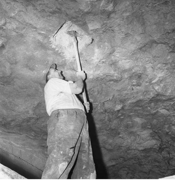 Zoom in Picking Chog Hole.jpg